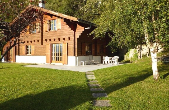 Chalet individuel de 2 étages pour 9 personnes d'une surface estimée à 100m2. Le chalet se situe sur