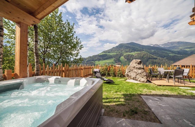 Chalet 'Heidi und Peter' with Mountain View, Sauna, Jacuzzi, Garden & Wi-Fi