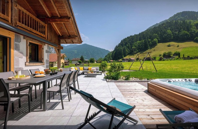 Chalet Julena - modern ski chalet for 12, sauna & games room - OVO Network