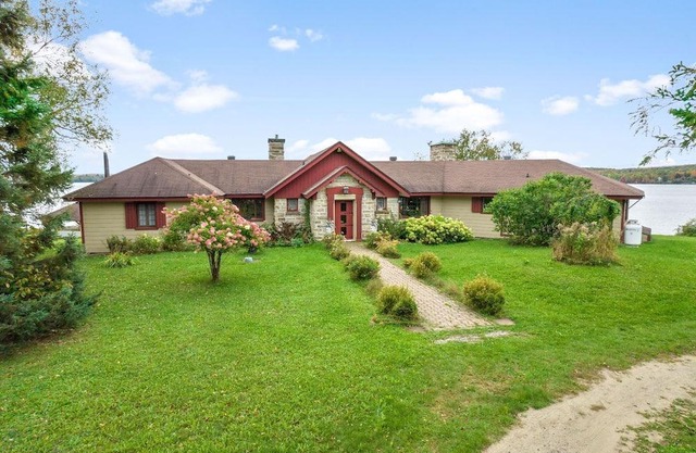 Chalet Kernan | for 12 | Spa + Lake Front