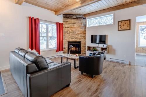 Chalet La Chouette with Private Spa Access to Ouareau Forest