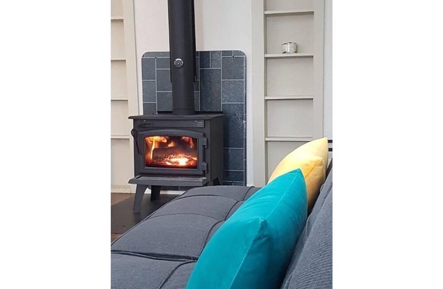 Chalet Lac Brome, close to the lake with fireplace in the living room and swimming pool