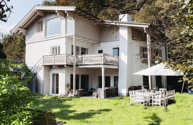 Chalet large garden, near the city of Salzburg lakes, BBQ, sunbeds, 14 beds