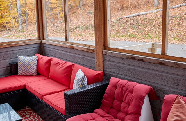 Chalet le Cerf (modern, spa, BBQ, waterfront lake Lili)