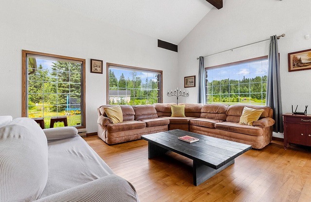 Chalet Le Chateau with Guest House on the lake, waterfall, SPA, BBQ, pool table