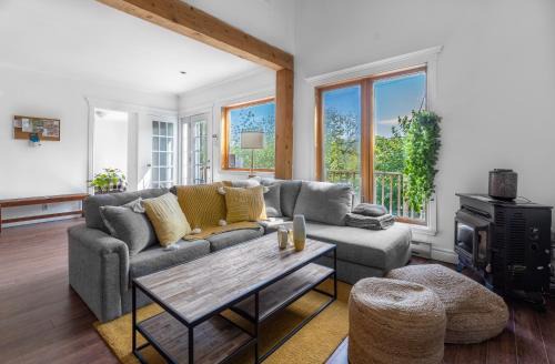 Chalet Le Cozy hot tub Lakeview beach access full of near by activities