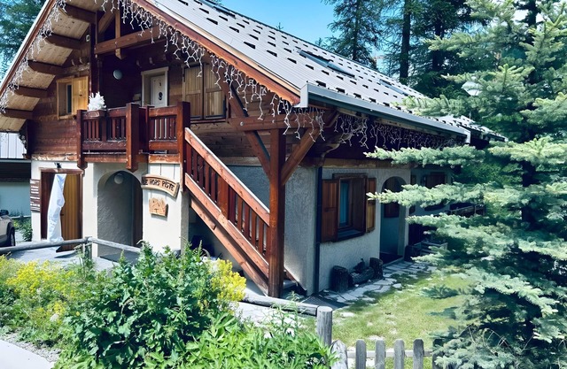 Chalet 'Le Hors Piste' with Mountain View, Private Garden and Wi-Fi