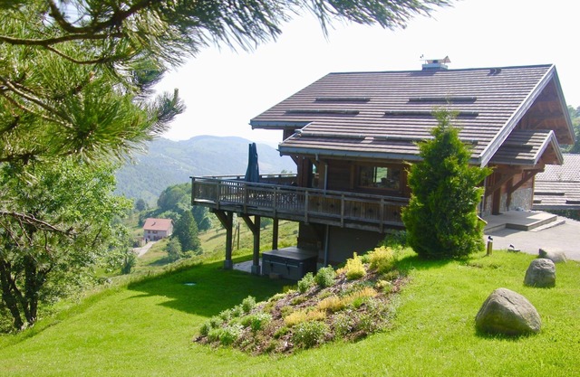 Chalet "Le Paradis Blanc" offering peace and quiet, sauna and jacuzzi with breathtaking views.