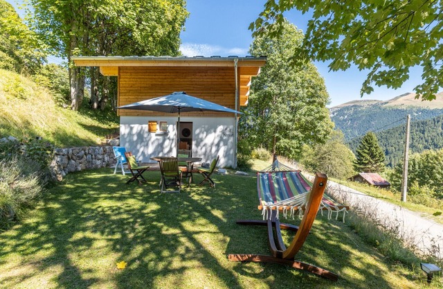 Chalet "Le Petit Ranch" with Mountain View and Private Garden