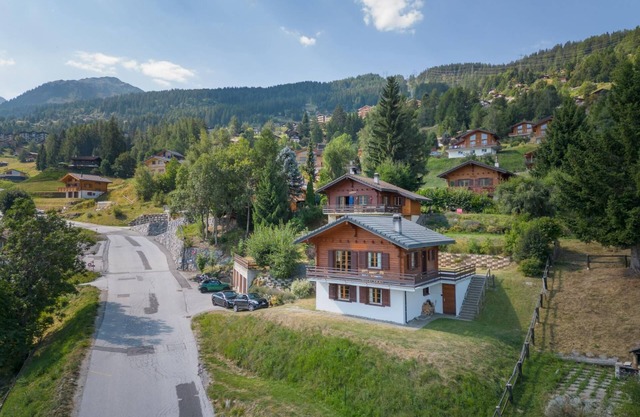 Chalet Les Crus - Three Bedroom Chalet, Sleeps 6