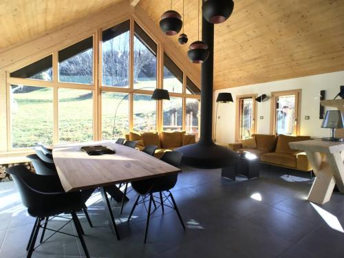 Chalet lumineux et confortable avec terrasse et cheminée, proche du village et des pistes - FR-1-548-14