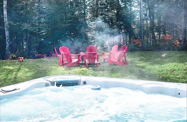 Chalet Lunae -Pool - Spa -Wooded Area - Easy Access to Outdoor Activities