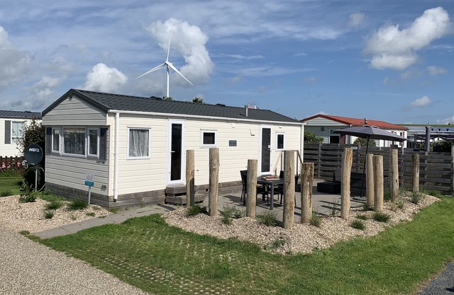 Chalet Lynn on the beach and sea (Oosterschelde)