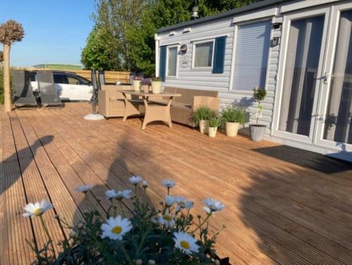 Chalet met 2 slaapkamers op gezellige camping met zwembad nabij Ijsselmeer