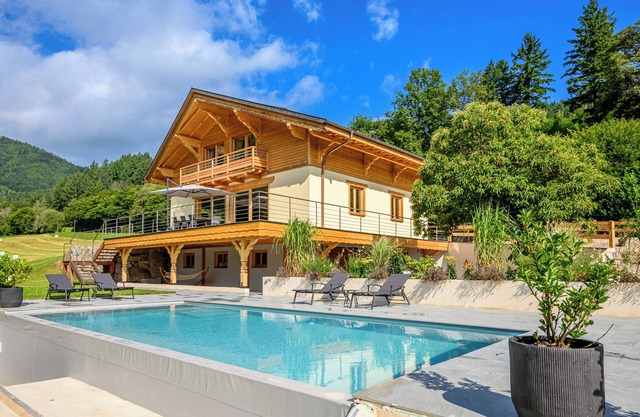 Chalet New 10 People With spa and heated swimming pool in the quiet and natural