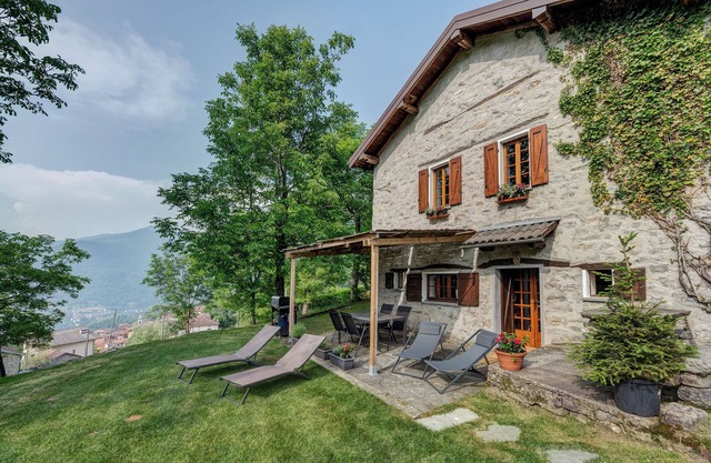 Chalet 'Nini's Home' with Private Terrace, Private Garden and Wi-Fi