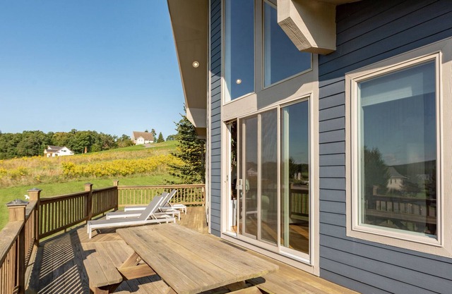 Chalet on the Greens: Lake Access, Hot Tub, Community Amenities!