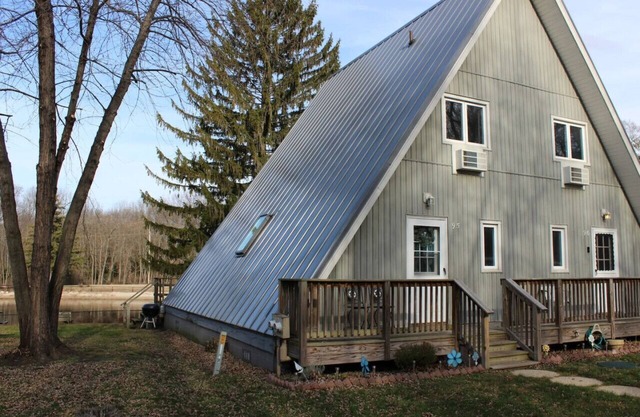 Chalet on the Lake 95 w/Beach Access, Pools, Sport Courts, Fishing Pond & more!