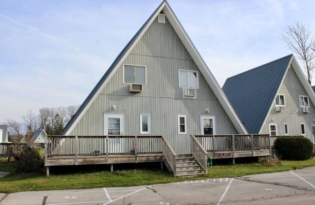 Chalet on the Lake 52 w/Beach Access, Pools, Sport Courts, Fishing Pond & more!
