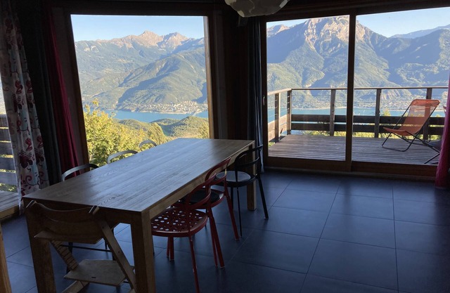 Chalet overlooking Lake Serre Ponçon near the Parc des Ecrins