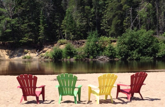 Chalet Paradise on the river Rouge with a magnificent sandy beach