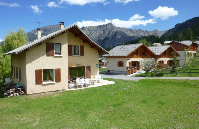 Chalet 'Pastorale Au Pied Des Pistes' with Mountain View, Shared Pool and Wi-Fi