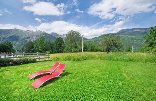 Chalet 'Petite Maison Des Alpes' with Mountain View and Balcony