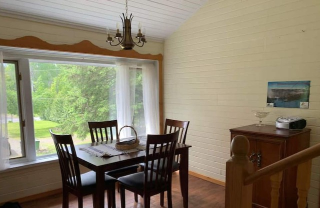 Chalet Rustique et Chaleureux Avec Emplacement Idéal!