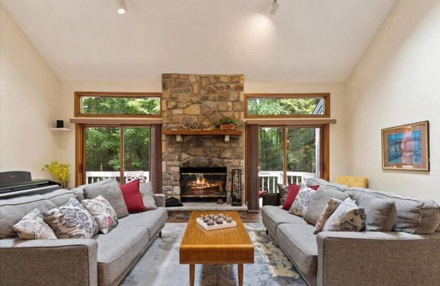Chalet Retreat Near Lake Naomi Firepit, Decks, Walk to Clubhouse