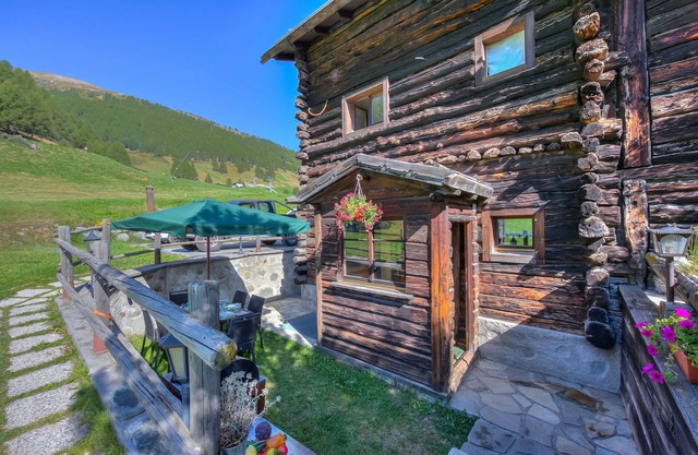 Chalet Sciachilo’ Ski In-Ski Out 10m, Livigno, Italy