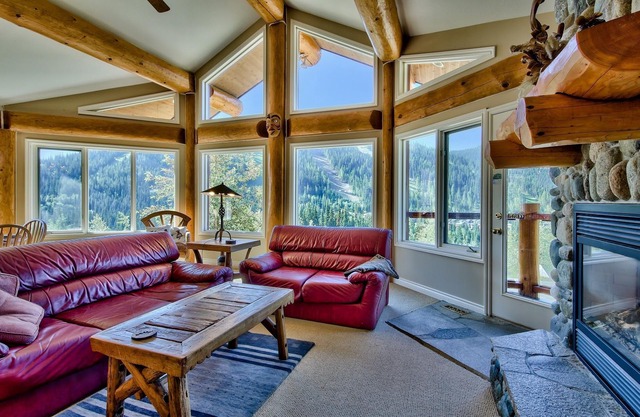Chalet! Ski in/out, hot tub, views, 3 bdrms+ loft, rock f/p, walk to village!