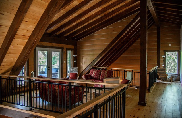 Chalet St-Aubin : Luxurious Lakeside Log Home