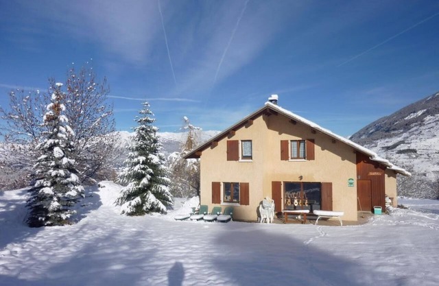 Chalet 'St Victoire Pied Des Pistes' with Mountain View, Shared Pool and Wi-Fi