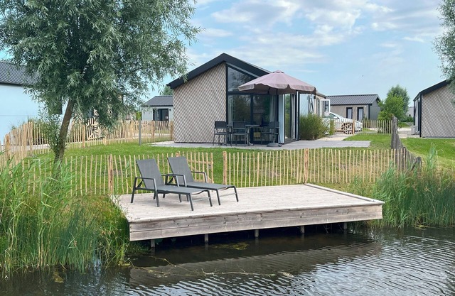 Chalet Steghouse with waterfront plot, jetty and fence for 4 people in Kampen