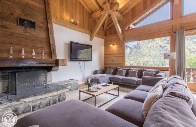 Chalet, stunning view, outdoor spa, sauna