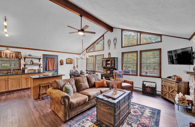 Chalet-style Mountain Home in Big Bass Lake Amenities-Pools, Gym and Lakes