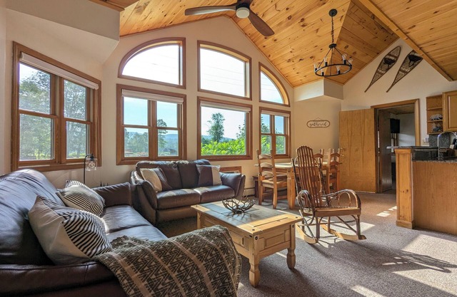 Chalet-styled condo in the heart of the White Mountains; pool/hottub/golfing