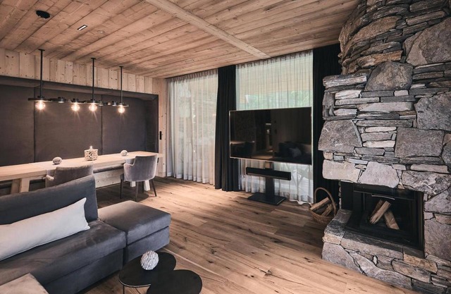 Chalet 'Waldchalet mit Jacouzzi' with Mountain View, Private Terrace and Wi-Fi