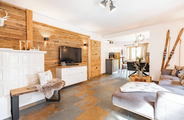 Chalet Waldhäusl: Luxury with Sauna, Whirlpool & Mountain Views for 6 Guests