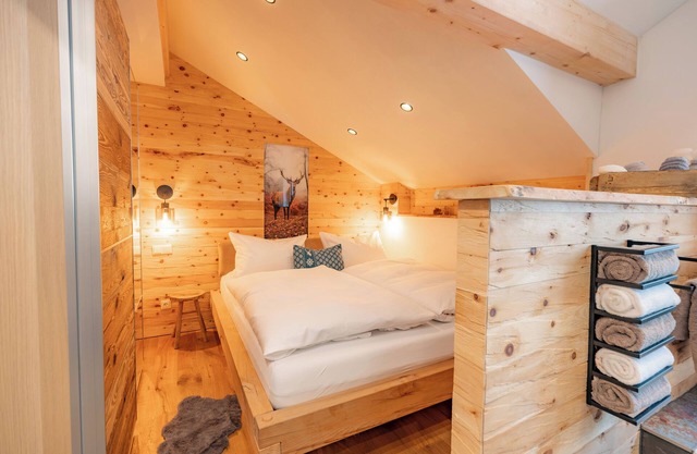 Chalet Waldhäusl Zirben-Chalet with Sauna Whirlpool & Mountain Views – Sleeps 4