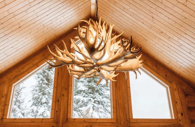 Chalet White Rabbit at Fiddler Lake with private spa, sauna, and pool