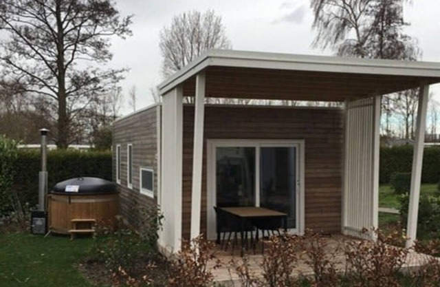 Chalet with 2 bedrooms, a terrace and a hottub