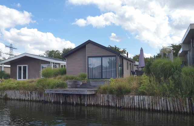 Chalet with 3 bedrooms, a terrace and a jetty