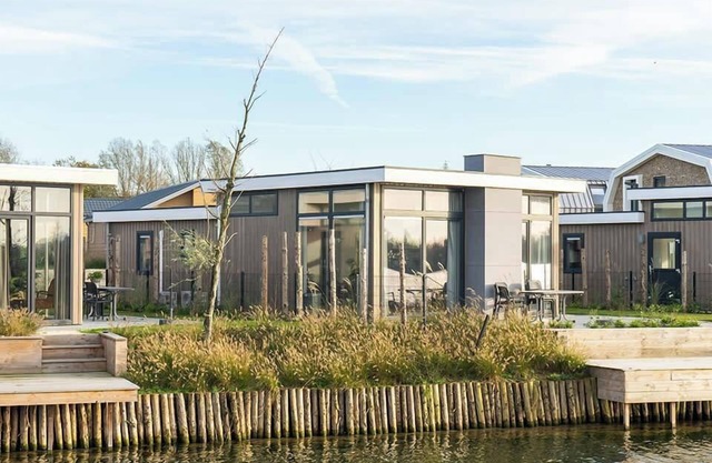Chalet with 3 bedrooms, a terrace and a jetty