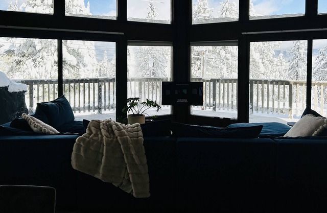 Chalet with amazing views! Close to golf, skiing, lake and hiking/biking trials.