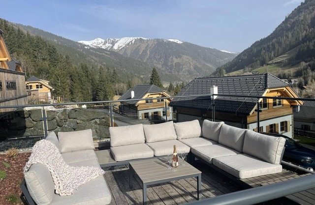 Chalet with sauna, hot tub