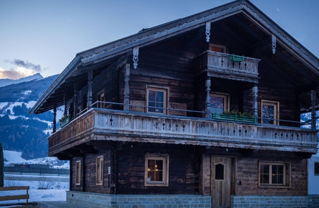 Chalet with sauna and hot tub near the skilift