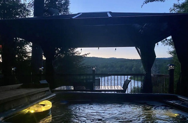 Chalet with waterfront, Spa and magnificent view of a regional park