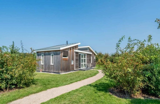 Chalet with wonderful garden (and lounge set) on the edge of the park.