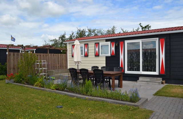 Chalet Zonnebloem for 6 people, lots of privacy in a quiet park